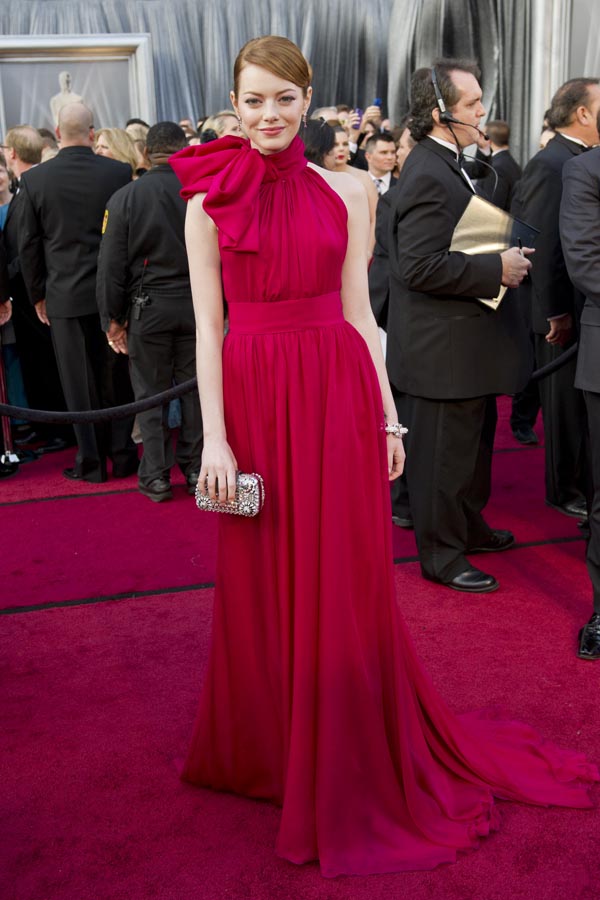 Emma Stone vestida de Giambattista Valli en la alfombra roja de los Oscar 2012