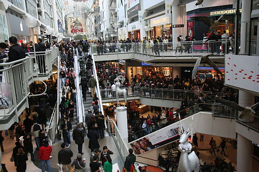 04 512px Boxing Day at the Toronto Eaton Centre