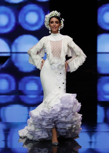Las en trajes de gitana 2019 sobre la pasarela de moda flamenca SIMOF - Modalia.es