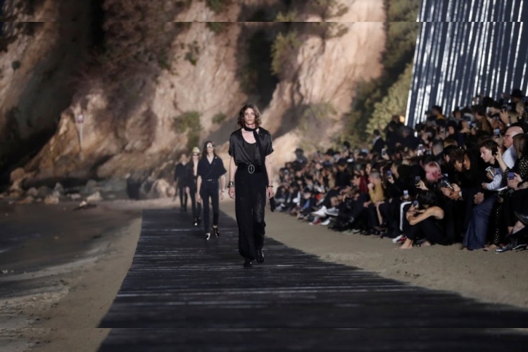 Javier Marmol y pequeña Moma