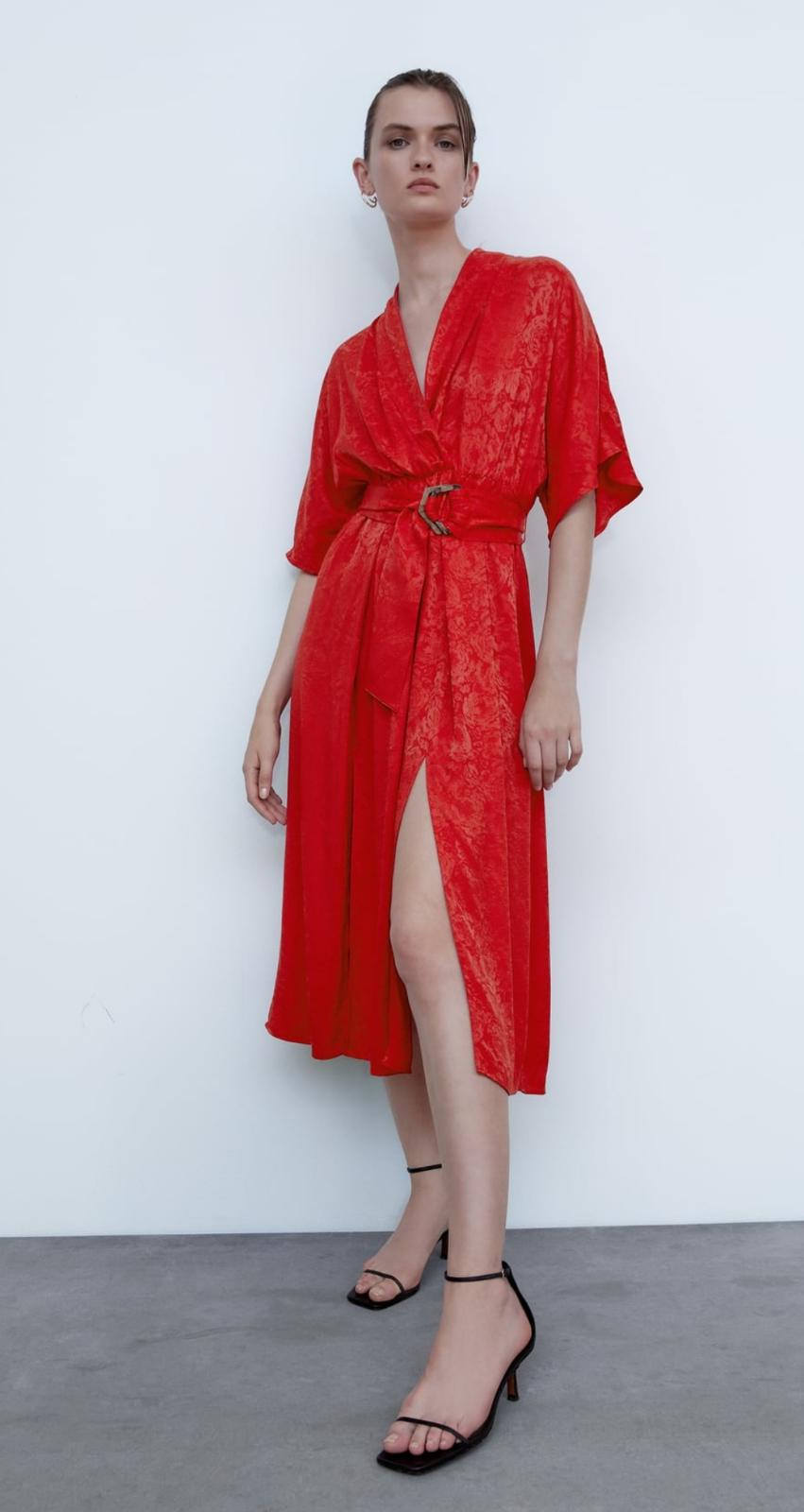 Vestido jacquard rojo con cinturón de Zara