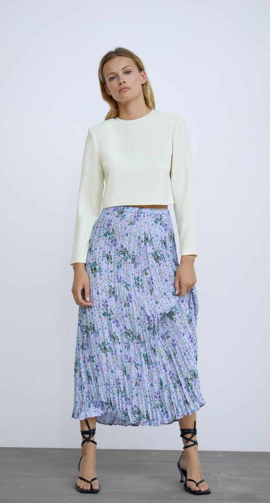 Falda plisada con estampada de flores de Zara