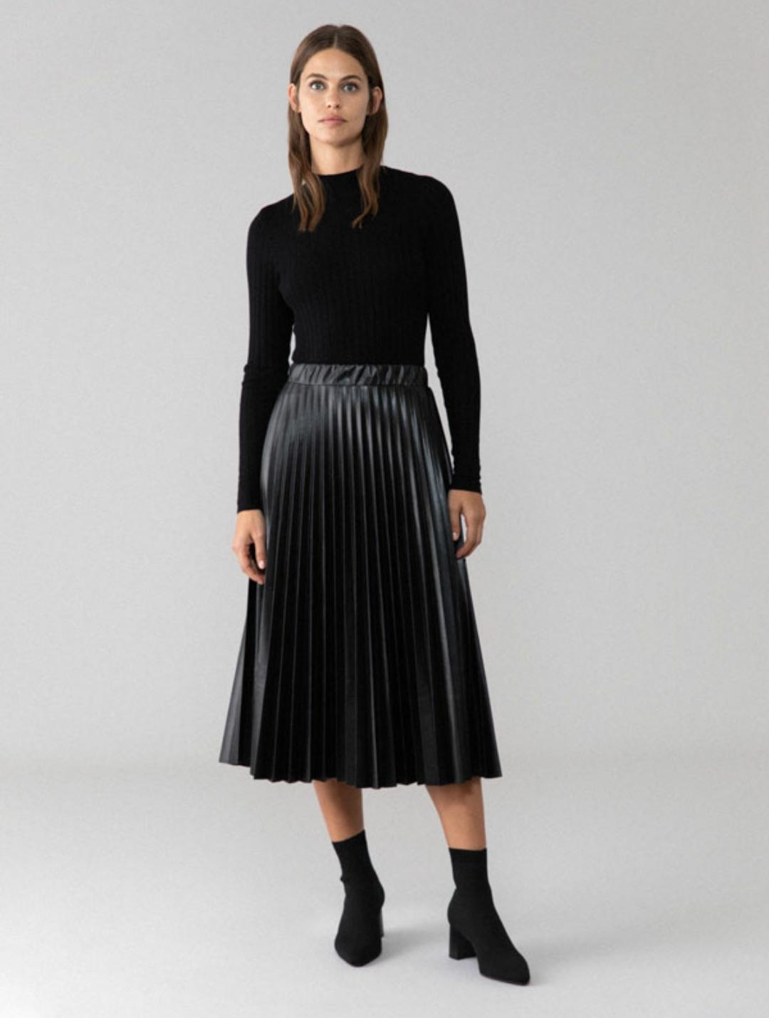 Falda de tiro alto, plisada, de efecto piel en color negro (15’99€)