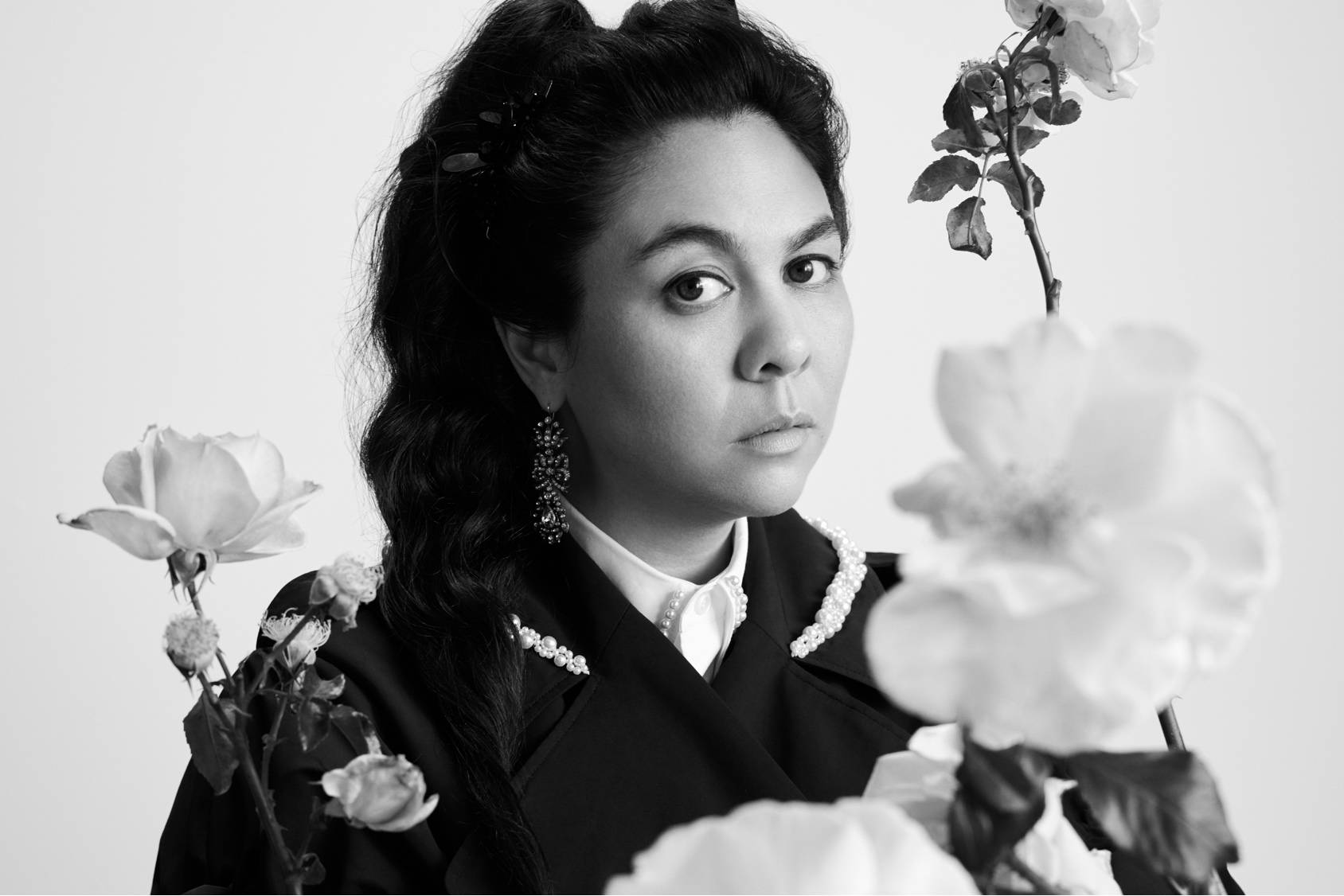 Simone Rocha posando en blanco y negro para su nueva colección