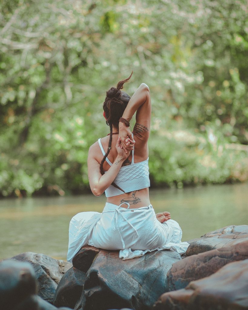Meditar junto al río, haciendo participes a los elementos de la naturaleza es ideal para una desconexión total